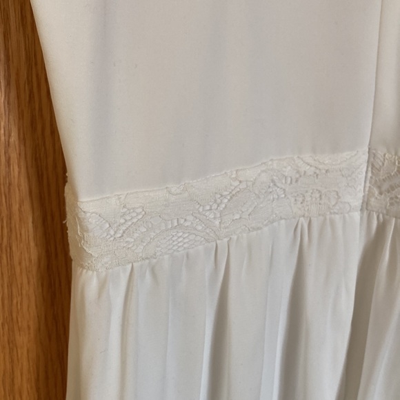 ASOS US Size 8 Flowy White Short Sleeved Dress w Lace Accents Falls Below Knee - Picture 4 of 8